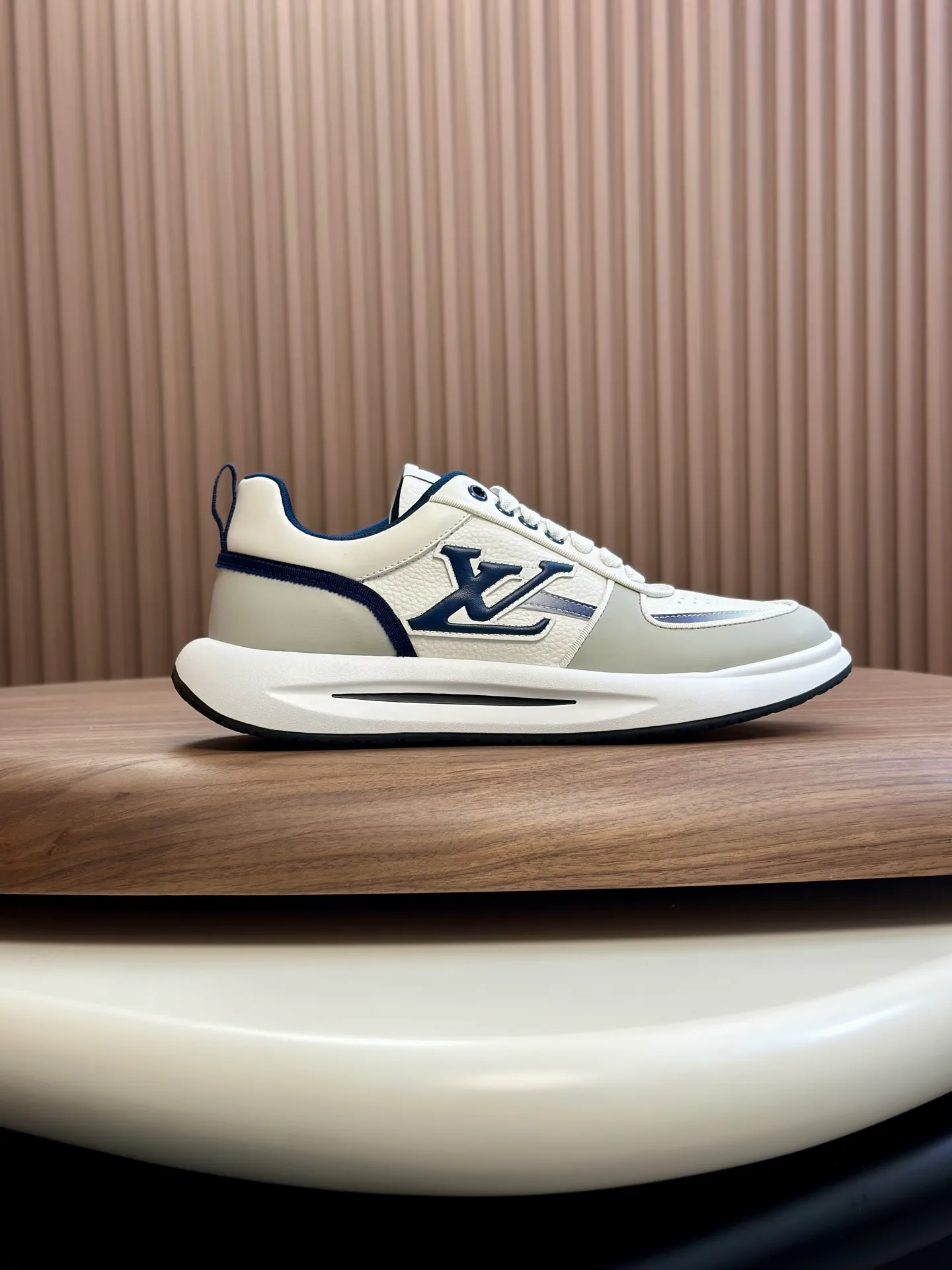Men's shoes💰780 Lv 🔍Top purchasing agent🇮🇹 Louis Vuitton, the sports sneaker counter is synchronized, the uppers are imported from Italy, high-quality splicing colorful and complex crafts, the imported mesh padding is soft and comfortable, soles: original soles specially provided by the original factory, T men's men's shoes 💰U exclusive movable molded soles are super comfortable, original factory and single goods, 🔍🔍high quality, you can enter and leave the counter at will, welcome to compare, code number 38-44 (customized 45)